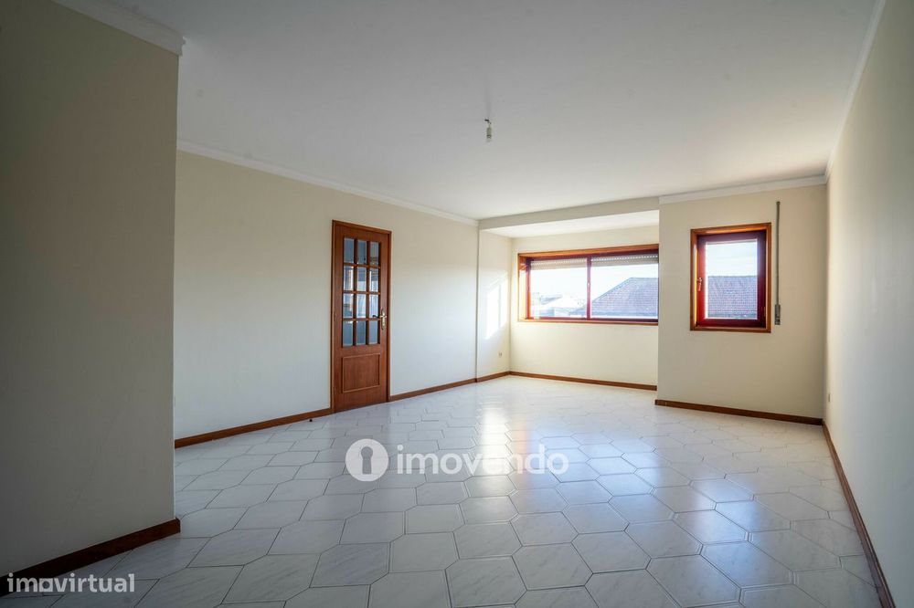 Apartamento T2, com estacionamento e arrecadação, no Porto