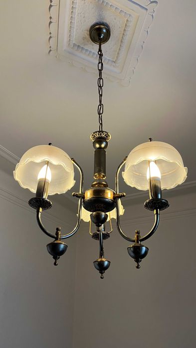 Candeeiro de teto vintage em latão 3 braços com cúpulas de vidro