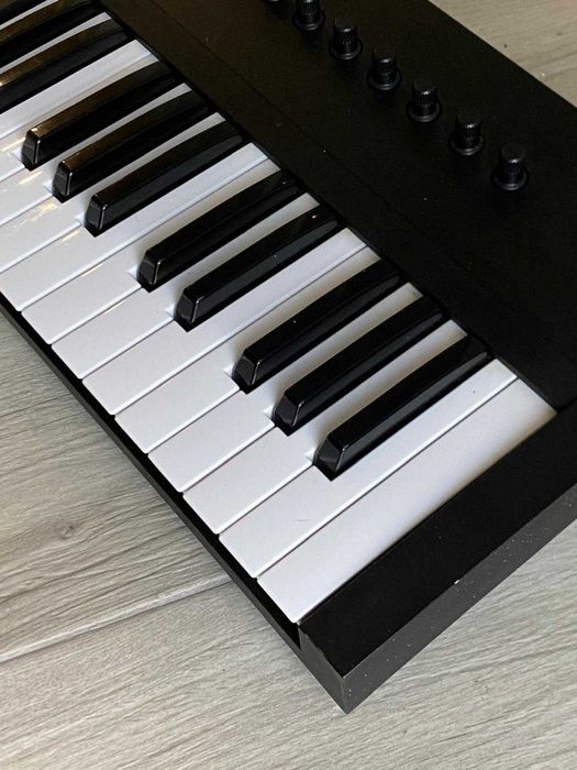 Teclado/Controlador MIDI Komplete Kontrol A25 + Sustain Pedal