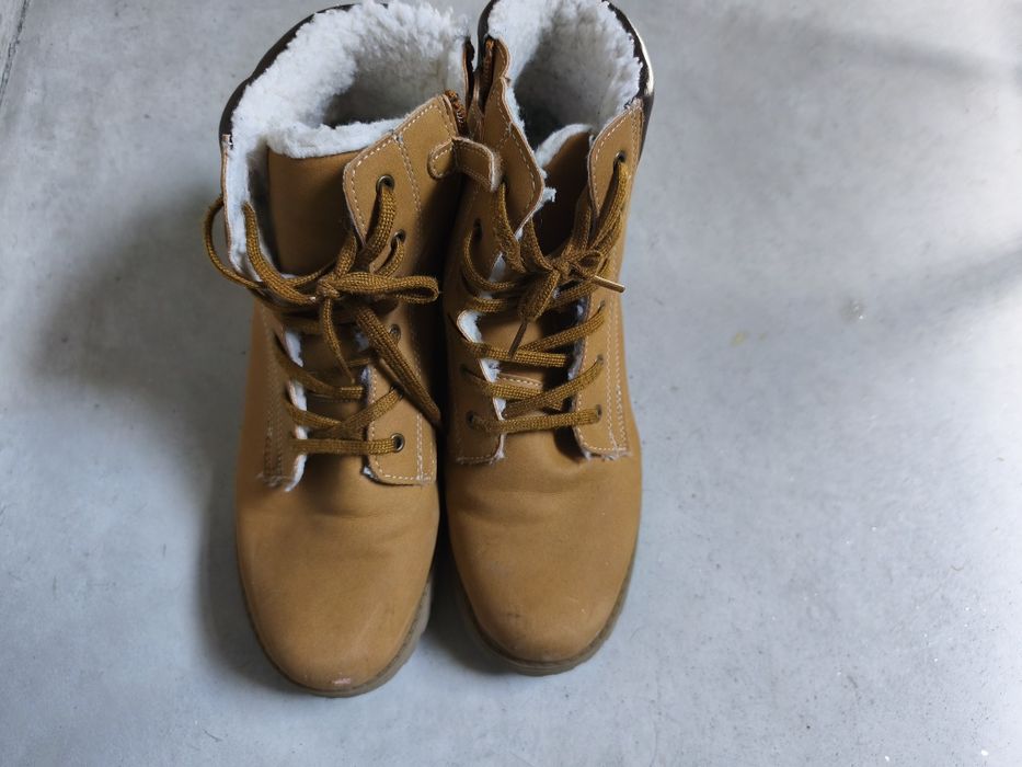Botas com cordões