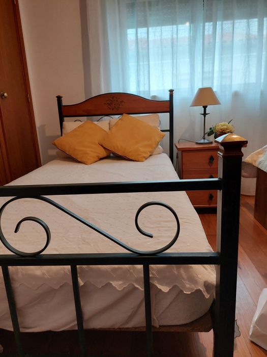 Conjunto quarto: cama de ferro recuperada,mesa de cabeceira e cómoda a fazer conjunto.