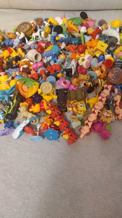 Zestaw zabawek / figurek z kinder niespodzianek