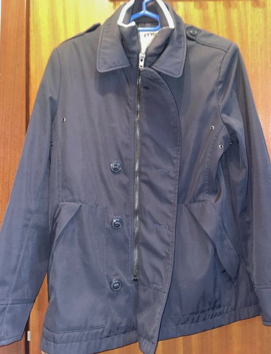 Casaco masculino com fecho duplo.