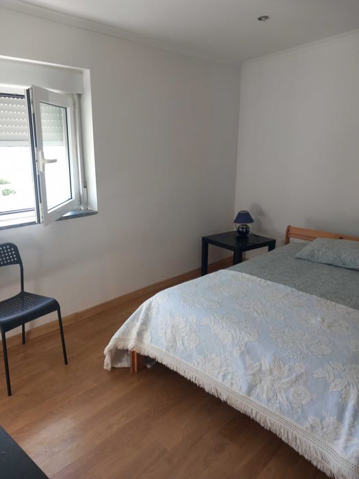 Quarto Amplo Individual em Almada em Vale Fetal