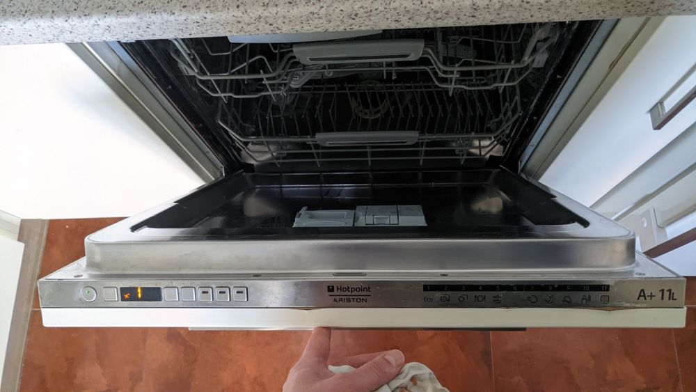 Посудомийна машина Hotpoint-Ariston (повнорозмірна 60см)