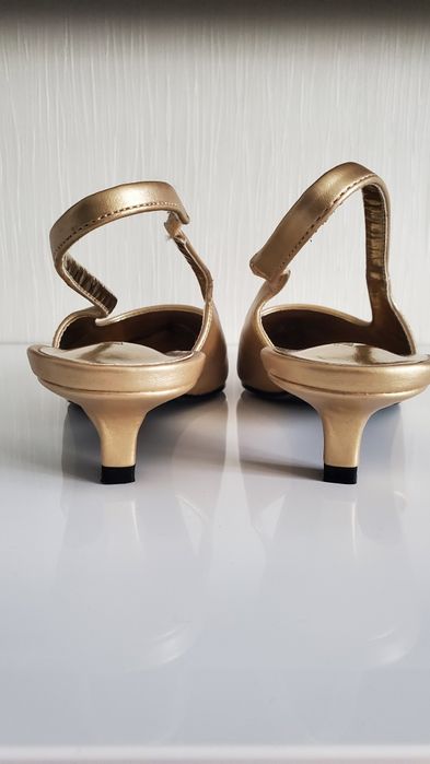 Нові жіночі слінгбеки від Zara в Gold  кольорі.