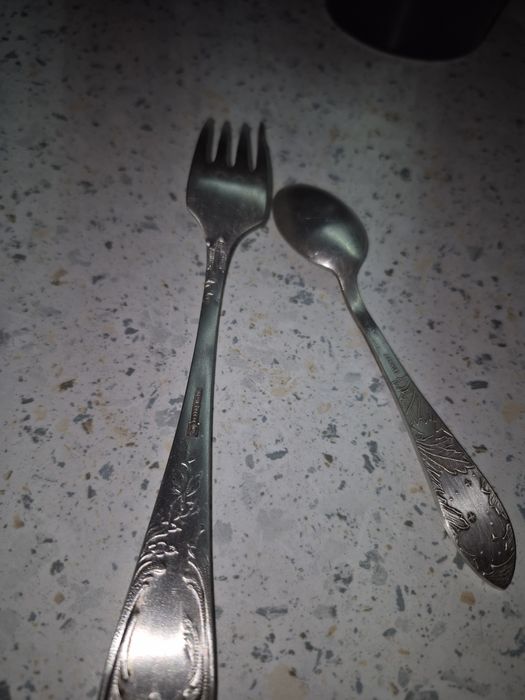 Вилка и чайная ложка.
