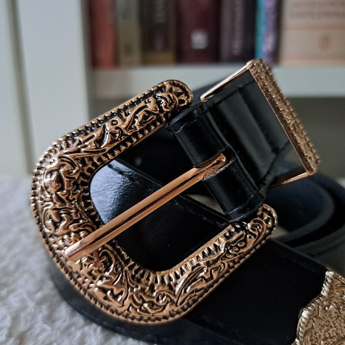 Nowy pasek z ozdobną klamrą