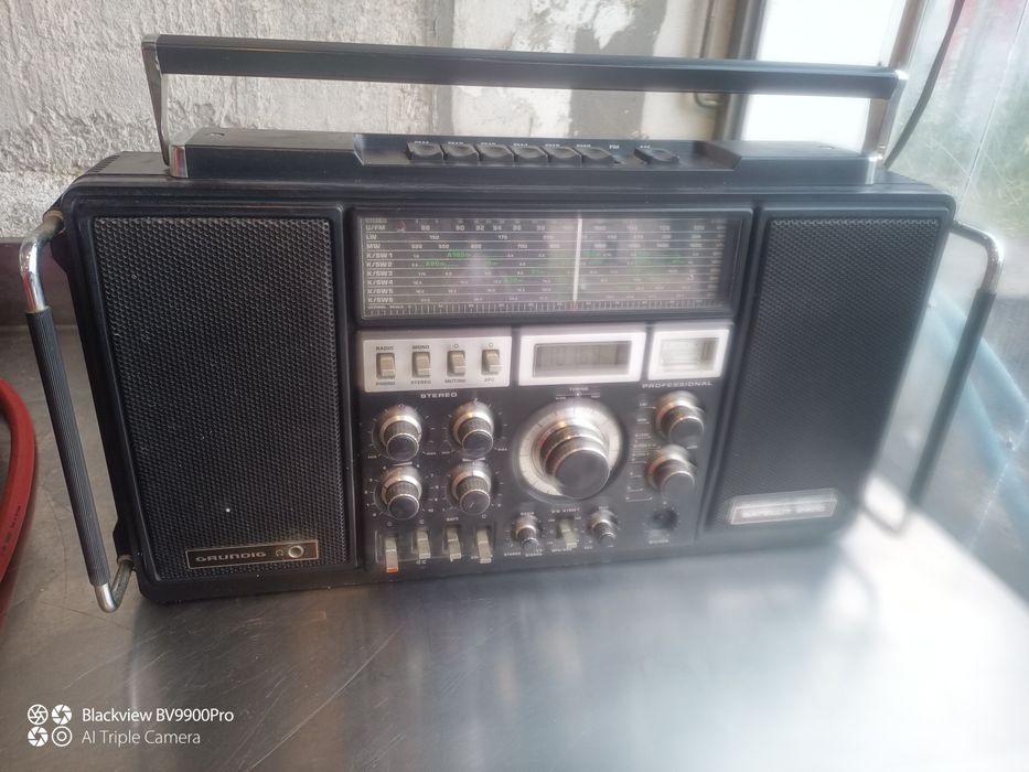 Rádio Satélite Grundig 2400 está num estádio inacreditável além de ter umas pequeninas coisinhas está mesmo maravilhoso
