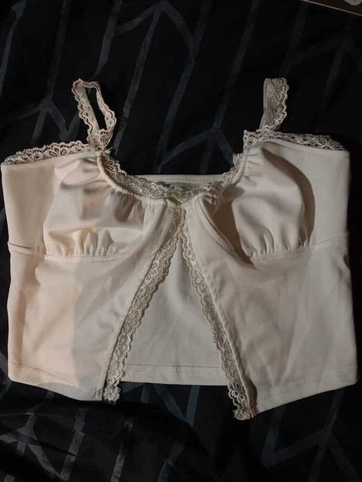 Biały top z koronkowym wykończeniem i koronkowymi ramiączkami