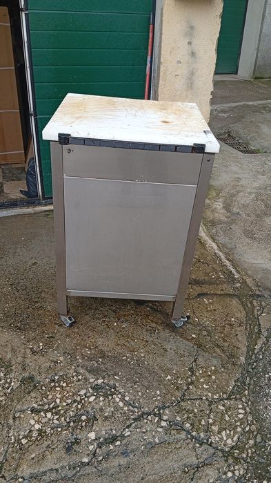 Bancada de inox com tábua de corte