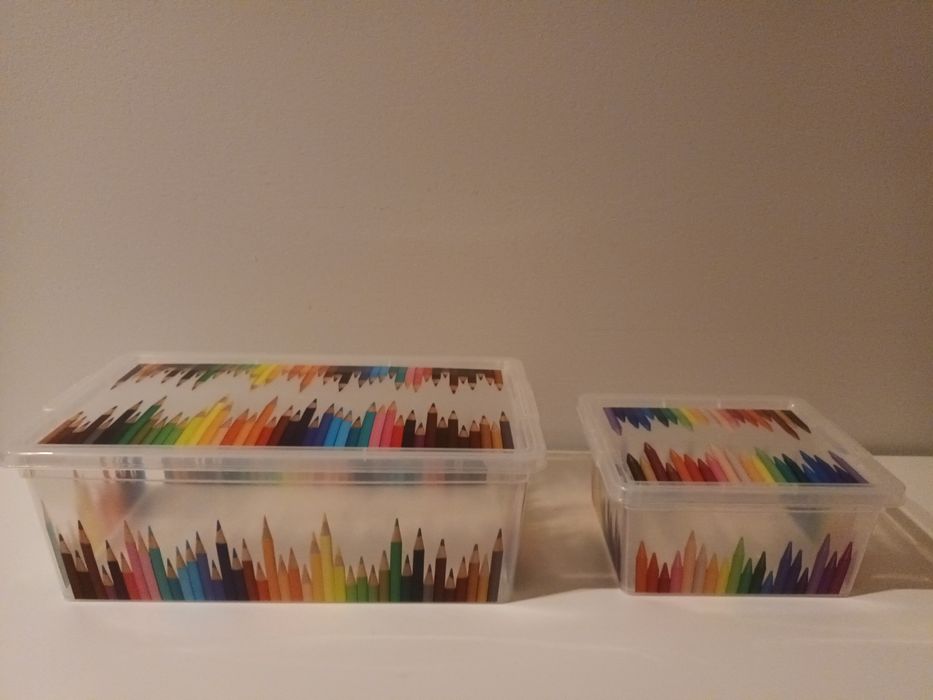 Caixas plásticas com lápis desenhados