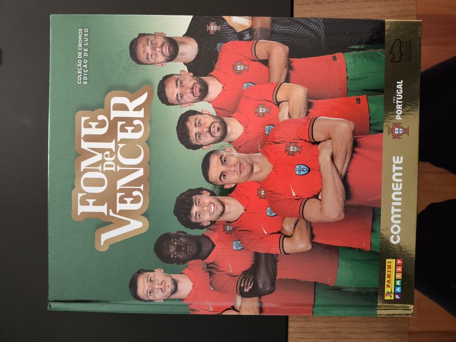 Caderneta nova Fome de Vencer completa com os cromos por colar.