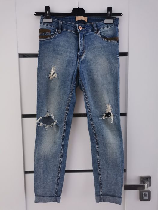 Spodnie, jeansy z dziurami