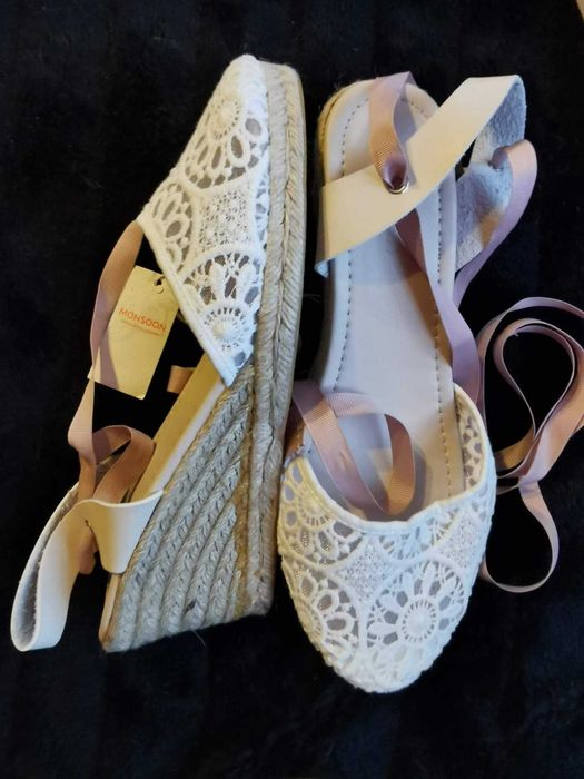 Buty na koturnie koronkowe Monsoon 40