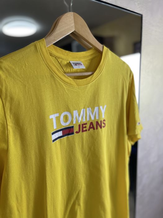 Яскрава футболка Tommy Jeans: сонячний жовтий та преміумлого