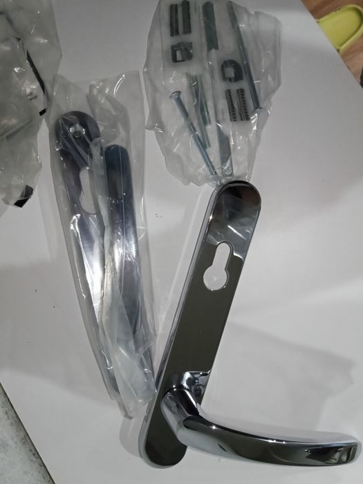 kompletny zestaw klamki drzwiowej na długim szyldzie