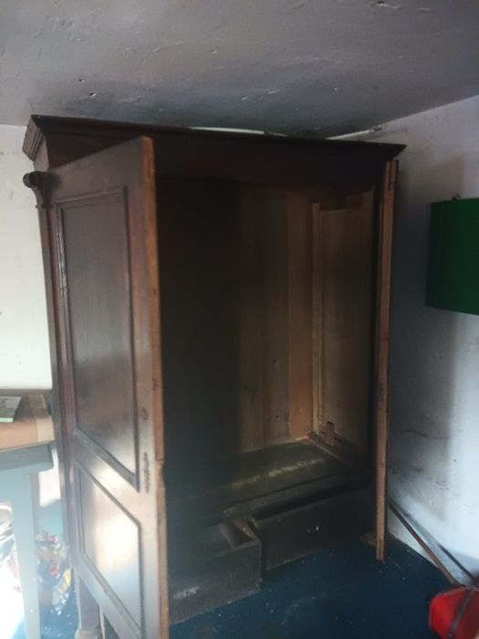 Zabytkowa szafa na ubrania