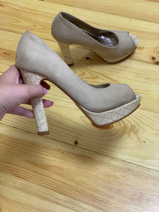 Туфлі на каблуку