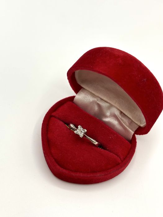 Złoty pierścionek z brylantami zaręczynowy