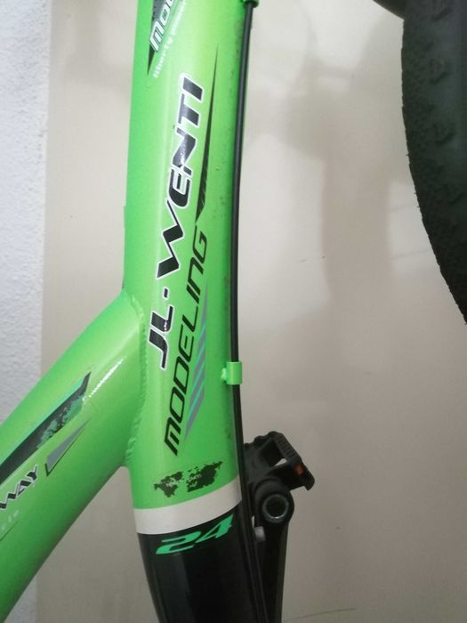 Bicicleta verde em bom estado