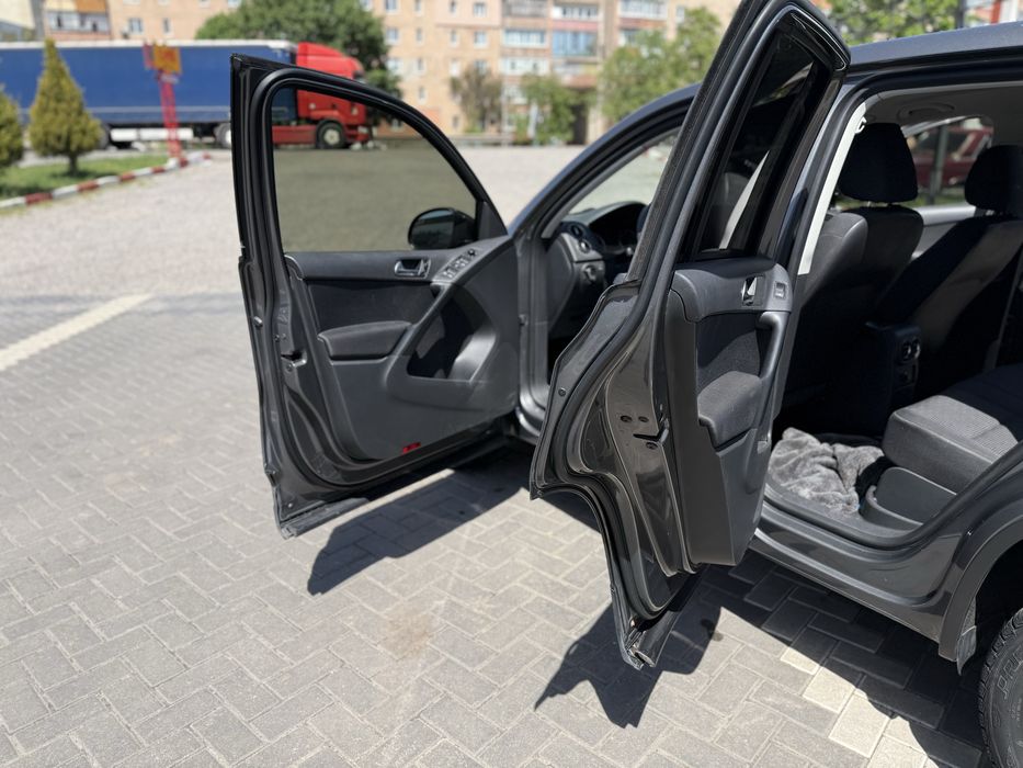 VW Tiguan рестовий (не фарбований)