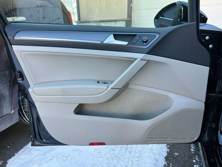 Volkswagen e-Golf      2018