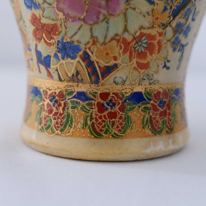 Pote ao estilo Satsuma em porcelana oriental