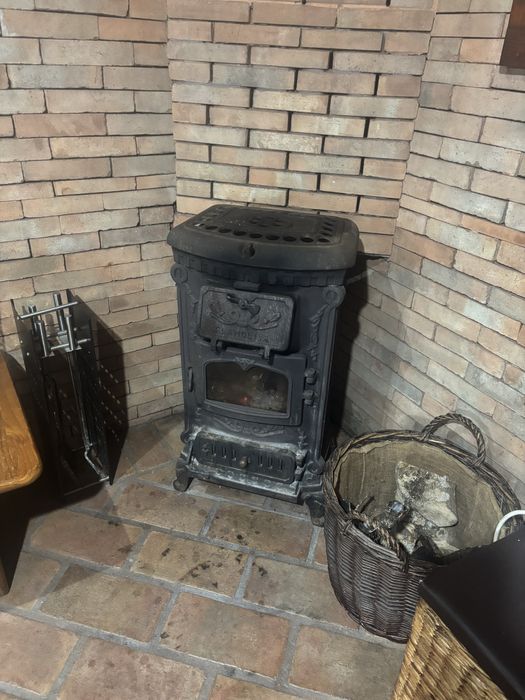 Salamandra antiga em ferro.  A trabalhar