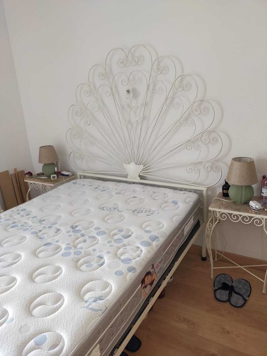 Cama de casal de ferro, colchão e estrado metálico