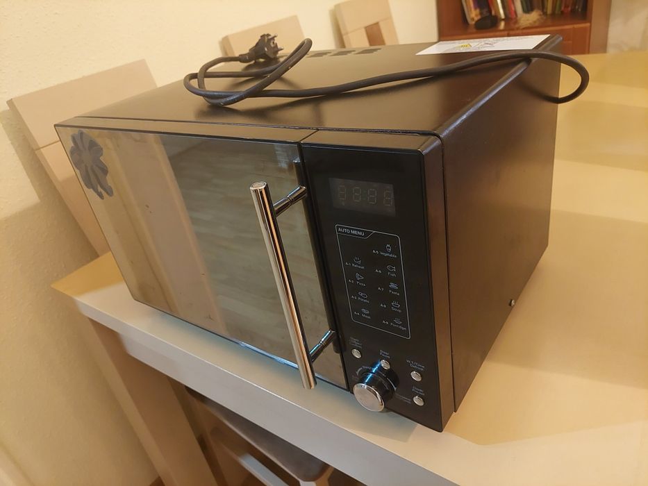 Mikrofala z grilem wolnostojąca .