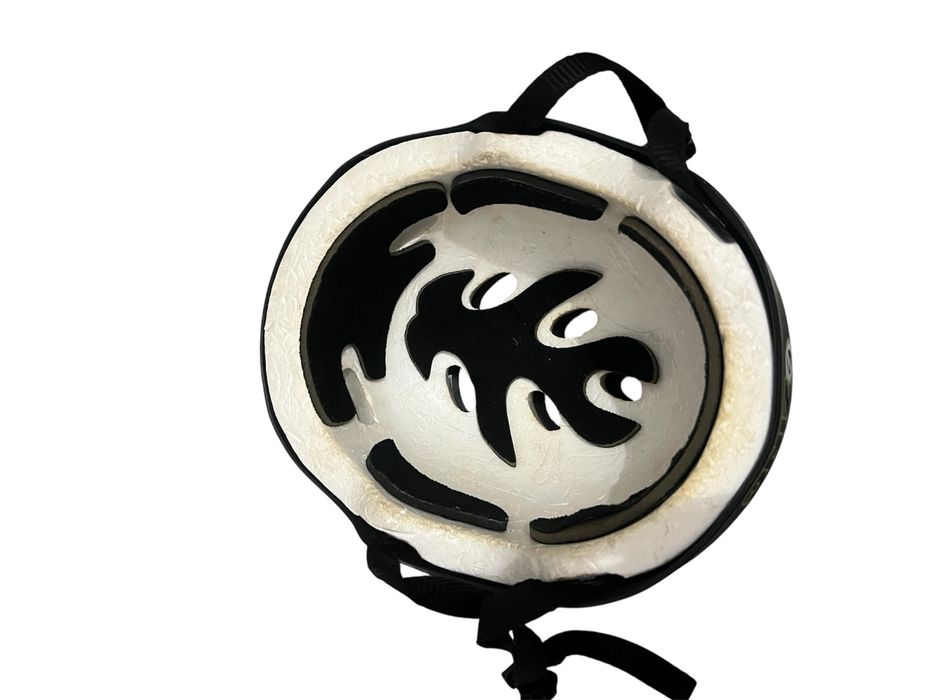 Kask czarny.