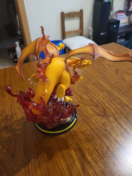 Estátua Pokemon Charizard