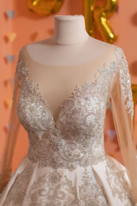 Весільна сукня  атласна з довгим шлейфом який застібується