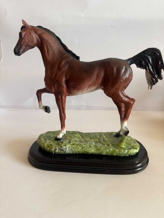 Estatueta de cavalo em resina com base de madeira – 23 x 21 cm