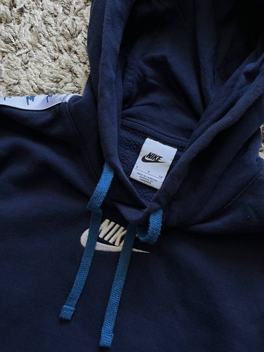 Худи Nike на лампасах нових колекцій