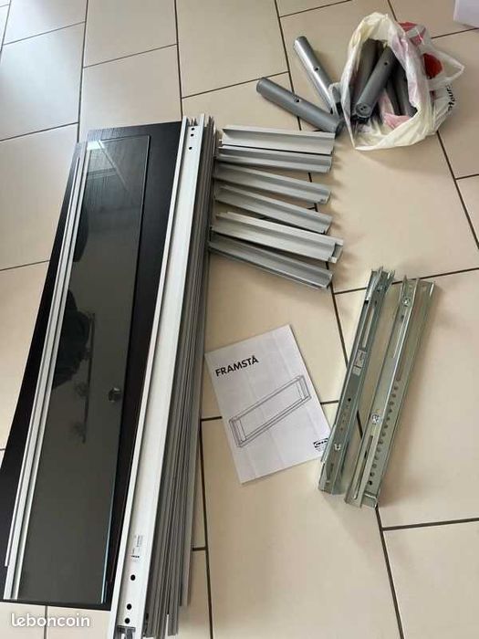 Painel parede para fixar TV Ikea Besta Framsta com acessorios e prateleiras em vidro