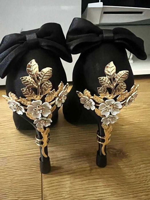 Elegancka ozdoba na obcas szpilki