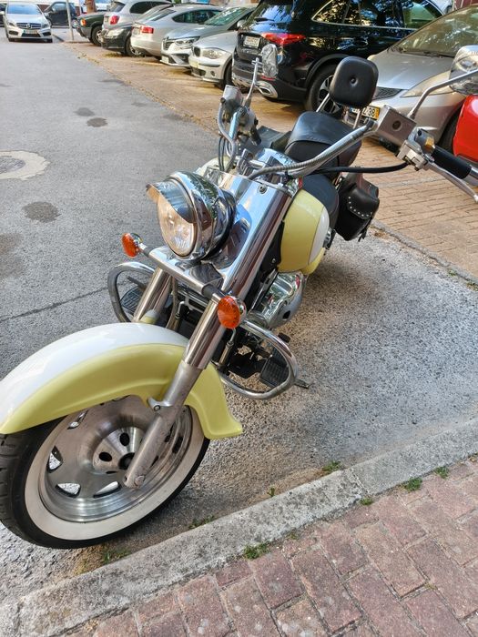Suzuki intruder 1500 LC amarela