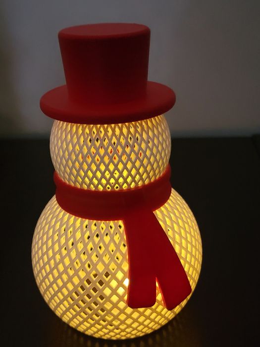 Bonecos de neve  e árvore de Natal com iluminação