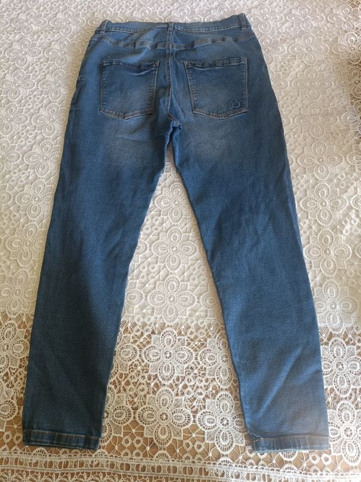 Spodnie damskie z dziurami