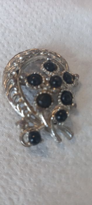 Piękna broszka z czarnymi oczkami PRL