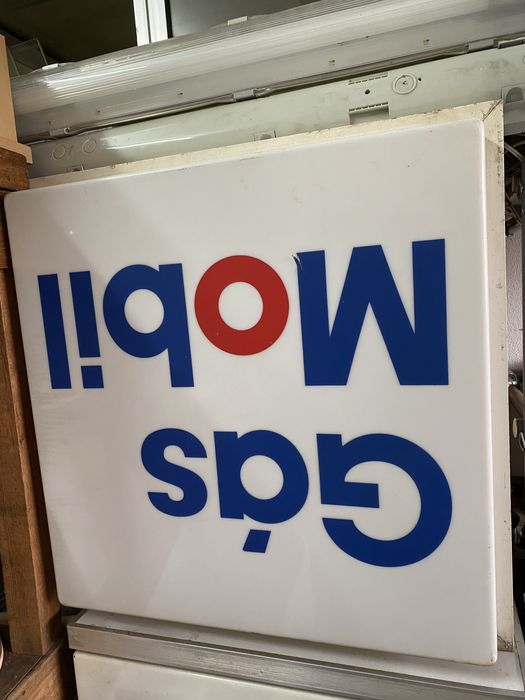 Reclame luminoso do gás mobil antigo