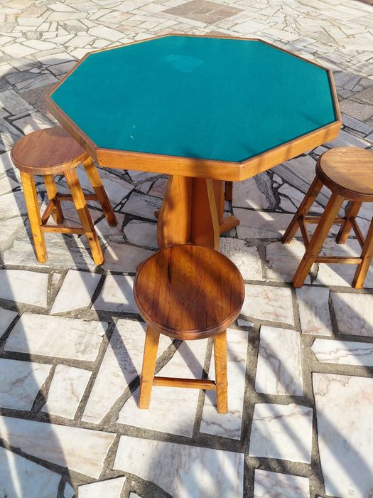 Mesa de jogo e bancos  + bancos altos de bar