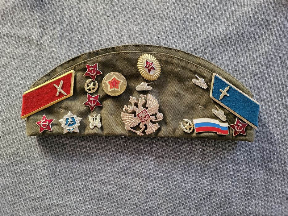 Furażerka Radziecka z odznakami i naszywkami
