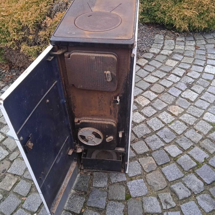 Kominek wolnostojący.