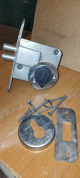 Продам врезной замок ключ-вертушка.
