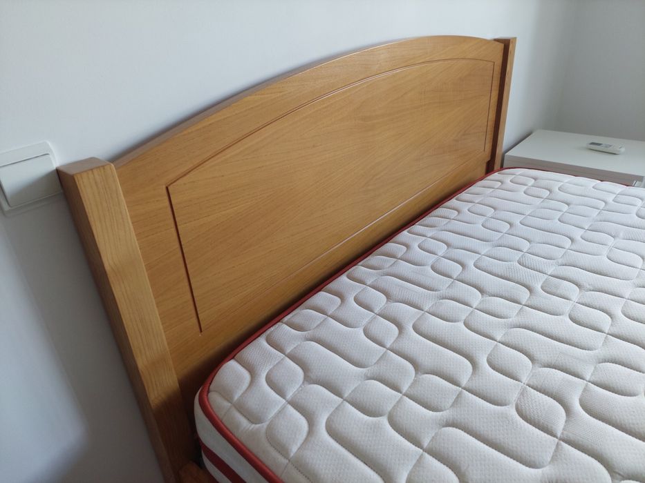 Cama de casal em madeira