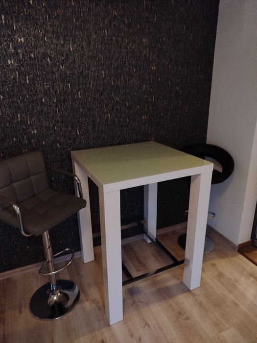 Stol i dwa hokery