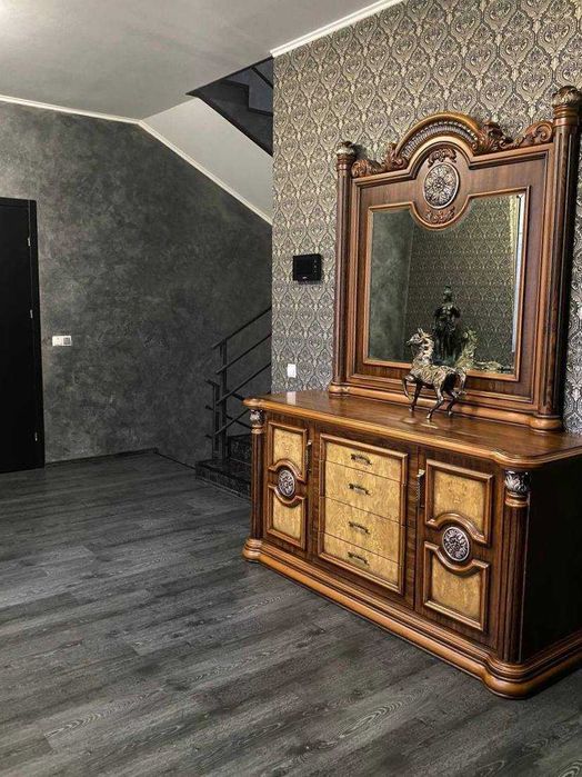 Шикарний будинок з ремонтом на березі озера